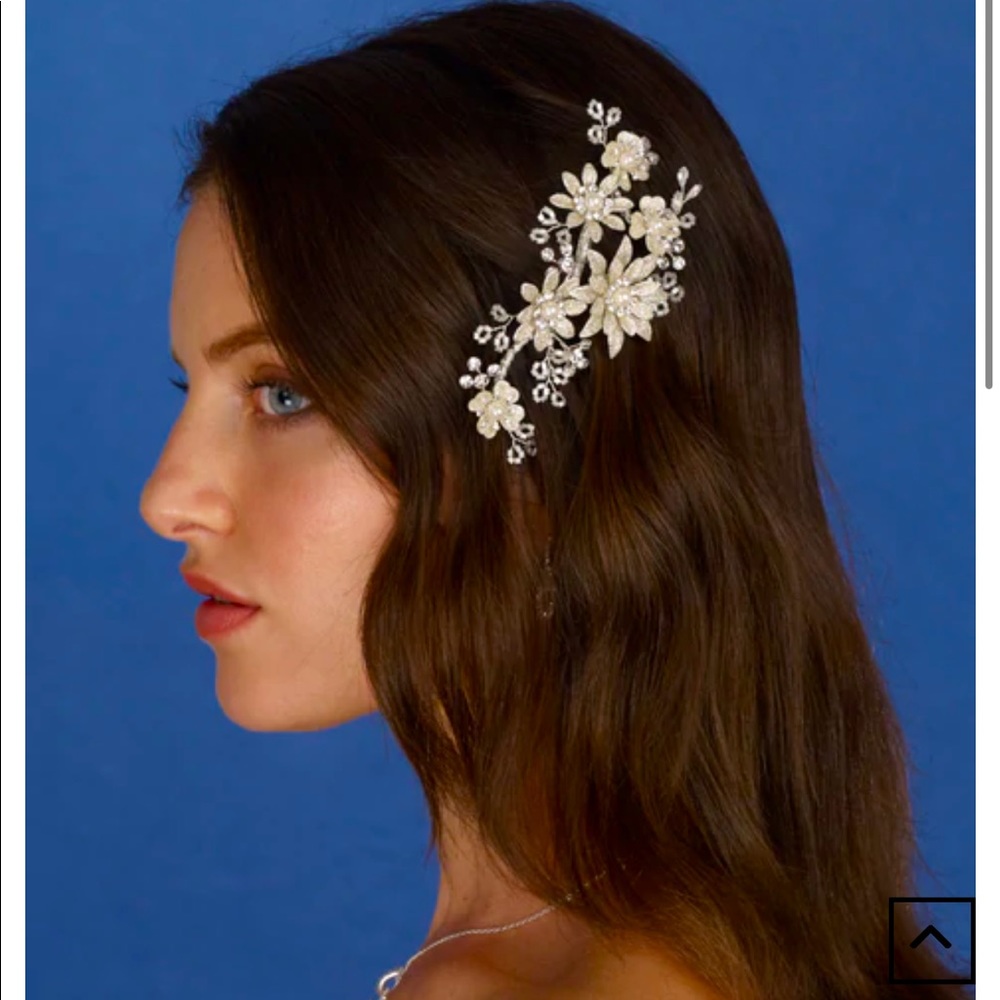 Gorgeous brand new/unused wedding day/bridal hair brooch by Marionat.